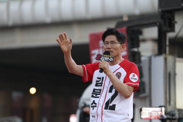 ▲김문수 후보는 충청남도 아산시에 위치한 온양온천역 광장에서 시민들과 인사를 나누고 제21대 대통령 선거에서 지지를 호소하였다. 사진=국민의힘