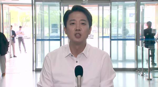 ▲이준석 개혁신당 대선후보가 2일 한국공학대학교 학식먹자 행사 후 백브리핑을 하고 있다. 사진=MBC 영상 갈무리