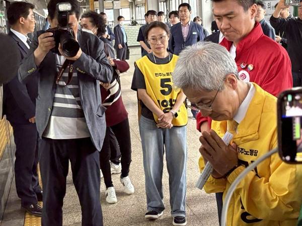 ▲구의역에 도착하자마자 권 후보는 이백윤 노동당 대표, 이상현 녹색당 대표와 함께 사고가 발생한 9-4 승강장 앞에서 눈을 감고 묵념한 뒤 헌화했다. 사진=윤유경 기자.