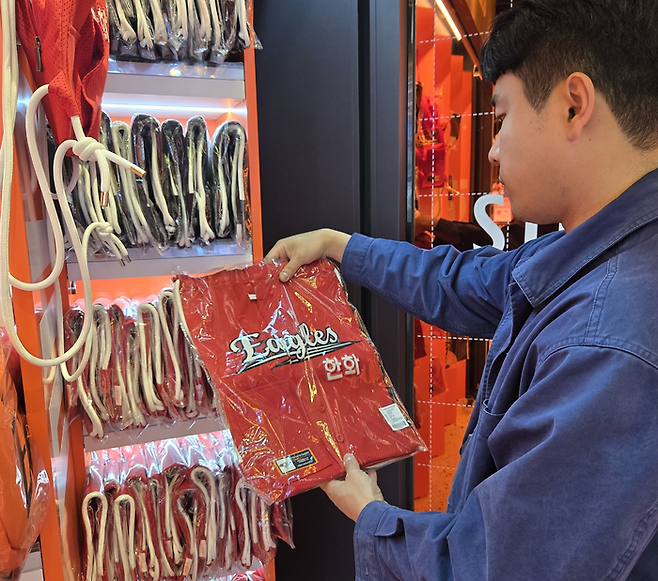 GS25 고객이 한화이글스 특화 매장 안에서 짐쌕을 살펴보고 있다. [사진 = GS리테일 제공]