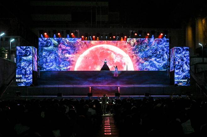 1일 광화문광장과 맞닿은 서울 세종문화회관 중앙계단을 활용해 열린 서울시오페라단 야외 오페라 ‘마술피리’ 한 장면. 공연은 2일까지 이틀간 열려 무료 좌석 총 2000석이 꽉 찼고, 시민 누구나 관람할 수 있었다. 사진제공=세종문화회관