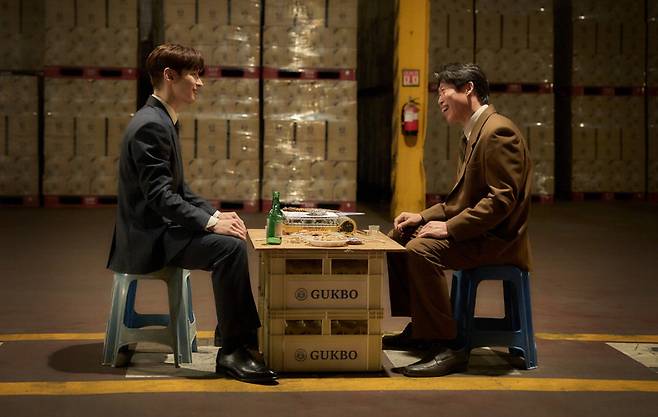 영화 '소주전쟁'의 한 장면. 소재는 소주이지만 내용은 기업 M&A에 관한 경제 영화다.  쇼박스