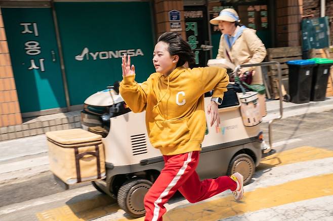 영화 '하이파이브'의 한 장면. 초능력을 '이식' 받은 생활밀착형 히어로들이 등장한다.  NEW