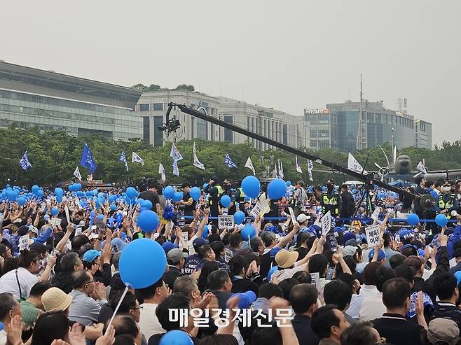 대선을 하루 앞둔 2일 더불어민주당 이재명 대선 후보의 마지막 유세가 열린 서울 여의도공원 문화 마당을 가득 메운 시민들이 풍선을 흔들며 이 후보를 기다리고 있다. [한수진기자]