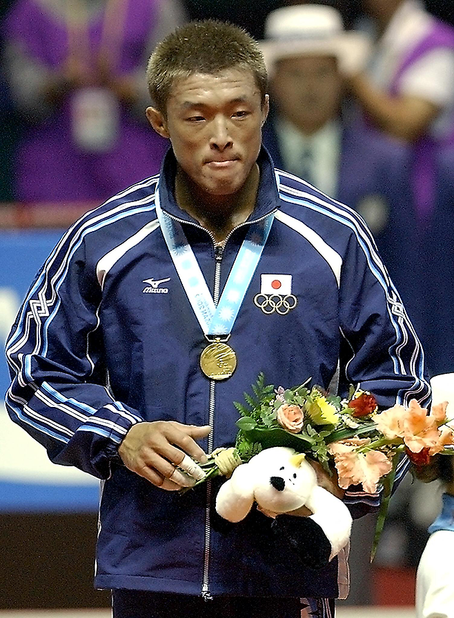아키야마 요시히로(한국어명 추성훈)가 2002년 10월 제14회 부산 하계아시안게임 유도 금메달 시상식에서 남다른 감회를 느끼고 있다. 사진=AFP=연합뉴스 제공