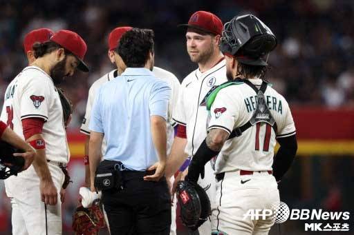 애리조나 선발 코빈 번즈가 부상으로 강판됐다. 사진(美 피닉스)=ⓒAFPBBNews = News1