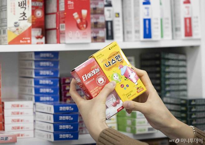 [서울=뉴시스] 김근수 기자 = 독감이 유행해 해열제 판매가 증가하는 가운데 7일 서울 시내의 한 약국에서 약사가 어린이용 해열진통제를 정리하고 있다. 2025.01.07. ks@newsis.com /사진=김근수