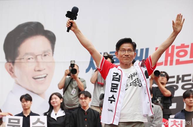 김문수 국민의힘 대선 후보가 1일 서울 서대문구 신촌역 인근에서 열린 집중유세에서 지지자들에게 인사하고 있다. (공동취재) 2025.06.01. /사진=뉴시스