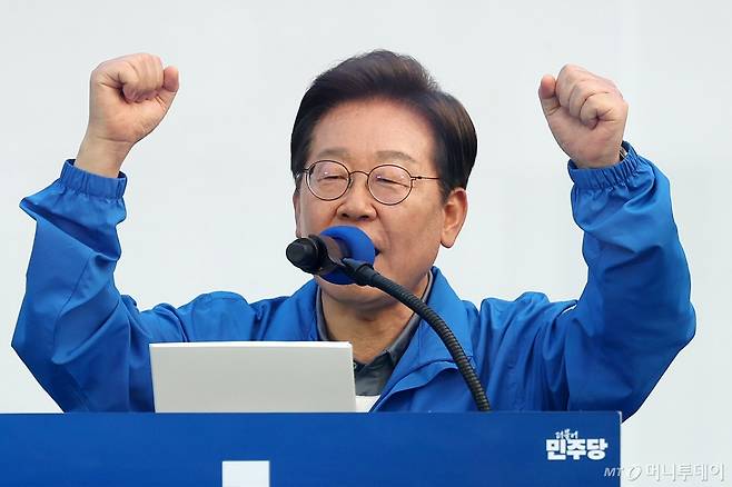 [부산=뉴시스] 조성우 기자 = 이재명 더불어민주당 대선후보가 1일 오후 부산 동구 부산역 광장에서 열린 유세에서 연설을 하고 있다. 2025.06.01. xconfind@newsis.com /사진=조성우