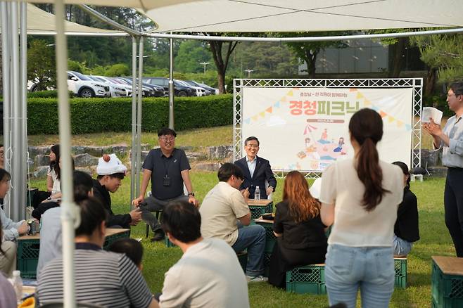 '경청피크닉'에서 한기대 교직원이 유길상 총장에게 질문하고 있다./사진제공=한기대