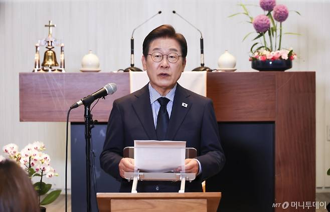 [성남=뉴시스] 고승민 기자 = 이재명 더불어민주당 대선 후보가 2일 경기 성남주민교회에서 기자회견을 하고 있다. 2025.06.02. kkssmm99@newsis.com /사진=고승민