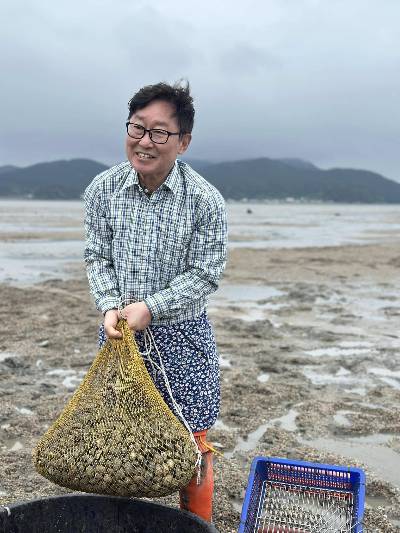 민주당 골목골목 선대위 충청 지역위원장을 맡고 있는 박범계 민주당 의원이 지난달 16일 충남 태안에서 바지락을 잡고 있는 모습./ 사진=박범계 의원 SNS