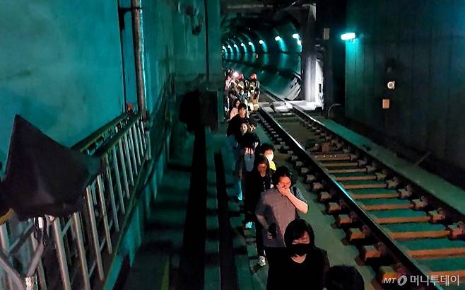 5월31일 오전 서울 지하철 5호선 마포역~여의나루역 구간을 지나는 열차에서 방화로 인한 화재가 발생, 승객들이 선로를 통해 대피하고 있다. (영등포소방서 제공. 재판매 및 DB 금지)  2025.6.1/사진=뉴스1(허경 기자)