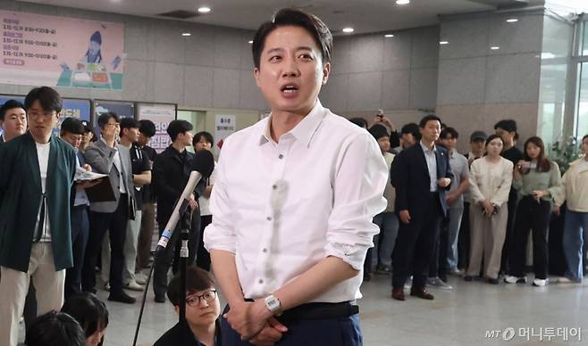 [시흥=뉴시스] 추상철 기자 = 이준석 개혁신당 대선 후보가 2일 오전 경기 시흥시 한국공학대학교 기술혁신파크(TIP)에서 학생들과 점심식사를 하기 전 취재진의 질문에 답변하고 있다. 2025.06.02. scchoo@newsis.com /사진=추상철