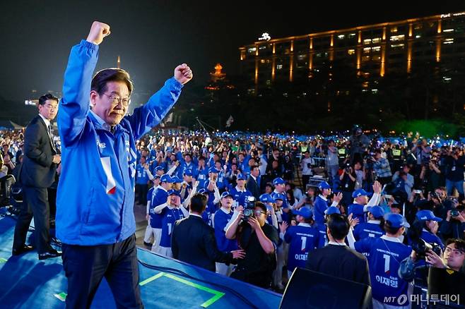 (서울=뉴스1) 안은나 기자 = 이재명 더불어민주당 대통령 후보가 제21대 대통령선거를 하루 앞둔 2일 오후 서울 영등포구 여의도공원에서 마지막 유세를 마친 뒤 인사하고 있다. 2025.6.2/뉴스1  Copyright (C) 뉴스1. All rights reserved. 무단 전재 및 재배포,  AI학습 이용 금지. /사진=(서울=뉴스1) 안은나 기자