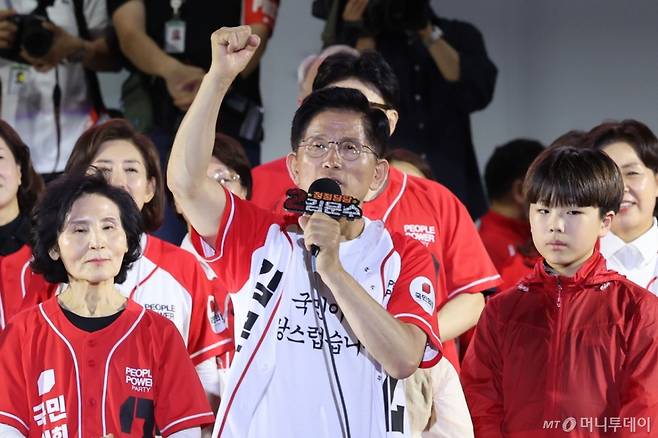 [서울=뉴시스]  김문수 국민의힘 대선 후보가 2일 서울 중구 서울시청 광장에서 열린 파이널유세에서 지지호소를 하고 있다. 2025.06.02.