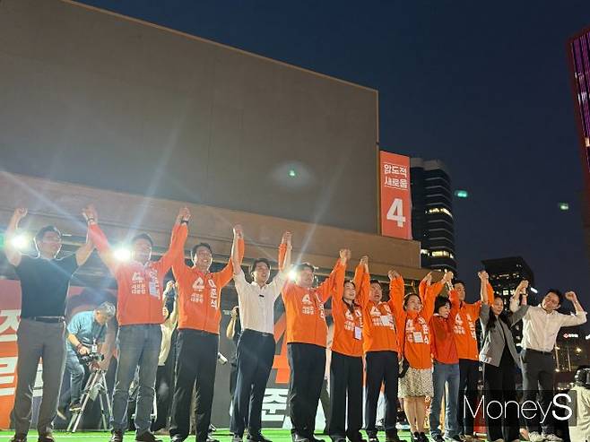 연설을 마친 이 후보가 개혁신당 선거대책위원회 중진들과 포즈를 취하고 있다. /사진=김서연 기자