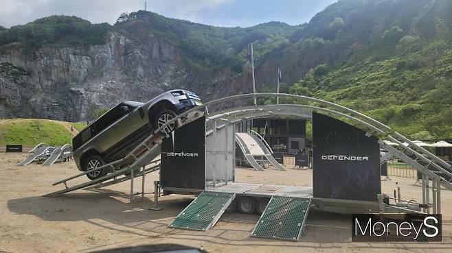 디펜더 110 모델을 통해 언덕 구조물도 솝쉽게 오르고 내리는  기술력을 체험할 수 있었다.  디펜더 110 모델은 전·후방의 짧은 오버행이 38도의 접근각과 40도의 이탈각을 제공해 언덕길을 오를 때도 문제없다. /사진=김창성 기자