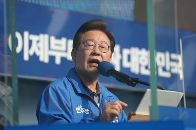 이재명 더불어민주당 대선 후보가 막바지 ‘험지 공략’에 나선 1일 울산광역시 일산해수욕장 앞에서 시민들에게 지지를 호소하고 있다. 연합뉴스