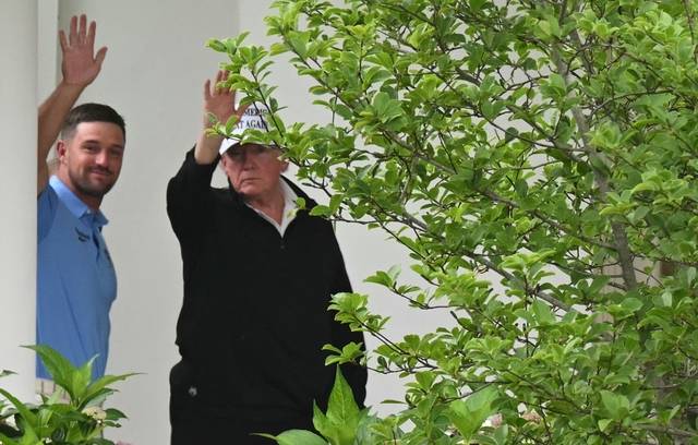 디섐보와 라운드 마치고… 도널드 트럼프(오른쪽) 미국 대통령이 1일 프로골퍼 브라이슨 디섐보와 골프 라운드를 마친 뒤 워싱턴DC 백악관에 도착해 취재진에 손을 흔들고 있다. AFP 연합뉴스