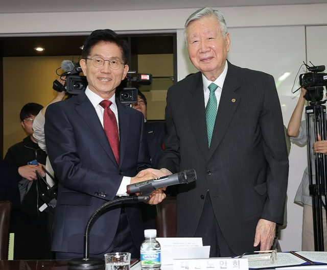 김문수 국민의힘 대선 후보가 지난달 19일 서울 중구 부영 태영빌딩에서 열린 대한노인회 간담회에 참석해 이중근 노인회장과 악수를 나누고 있다. 연합뉴스