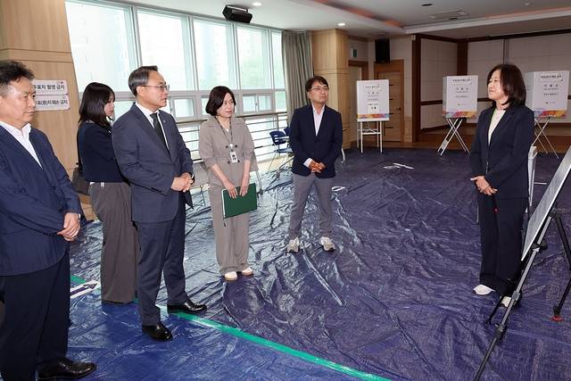 고기동 행정안전부 장관 직무대행이 2일 오후 충북 청주시 복대 제1동 제1투표소를 방문해 제21대 대선 투표 준비상황 등 현장을 점검하고 있다.행정안전부 제공