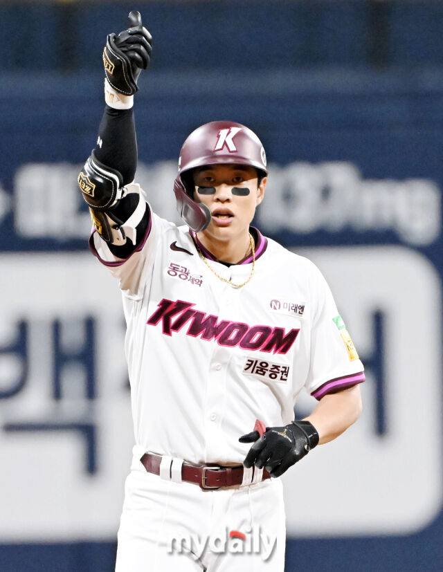 9일 오후 서울 고척동 고척스카이돔에서 진행된 '2025 프로야구 KBO리그' 키움히어로즈와 한화 이글스의 경기. 키움 송성문이 5회말 2사에서 2루타를 친 뒤 환호하고 있다./마이데일리