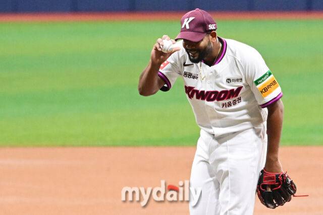 키움 선발 알칸타라가 1회초 1사 2루에서 양의지가 타석에 들어서자 미소를 지으며 인사를 하고 있다.