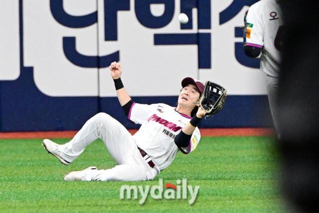 5회초 2사 실점 위기에서 양석환의 타구를 이형종이 몸을 날리며 잡아내고 있다.