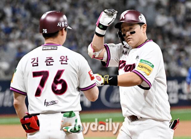 22일 오후 서울 고척돔 고척스카이돔에서 진행된 '2025 프로야구 KBO리그' 키움히어로즈와 삼성라이온즈의 경기. 키움 최주환이 4회말 선두타자로 나서 안타를 친 뒤 환호하고 있다./마이데일리