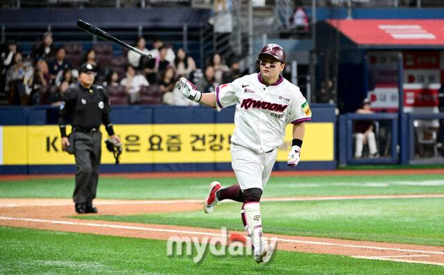 2025년 4월 23일 오후 서울 고척스카이돔에 진행된 '2025 신한 SOL뱅크 KBO 리그' 두산 베어스와 키움 히어로즈의 경기. 키움 최주환이 4회말 무사 1루서 2점 홈런을 친 뒤 기뻐하고 있다./마이데일리