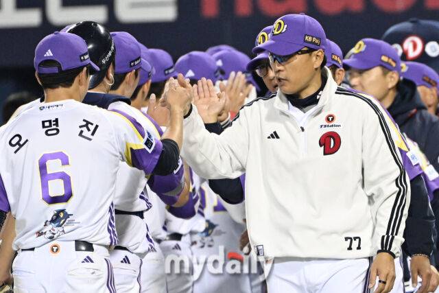7일 서울 잠실야구장에서 열린 '2025 신한 SOL BANK KBO리그' LG 트윈스와 두산 베어스 경기. 두산이 5-2로 역전승 했다. 선수들과 하이파이브를 하고 있는 두산 이승엽 감독./마이데일리