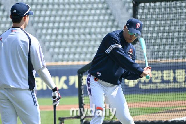 7일 서울 잠실야구장에서 열린 '2025 신한 SOL BANK KBO리그' LG 트윈스와 두산 베어스 경기. 경기 전 두산 이승엽(오른쪽) 감독이 박준영에게 타격 훈련을 지도하며 시범을 보이고 있다./마이데일리