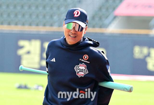 2025년 4월 10일 오후 서울 잠실구장에서 진행된 '2025 신한 SOL뱅크 KBO 리그' 한화 이글스와 두산 베어스의 경기. 두산 이승엽 감독이 환하게 웃고 있다./마이데일리