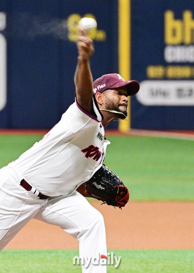 1일 오후 서울 고척스카이돔에서 진행된 '2025 프로야구 KBO리그' 두산-키움의 경기. 키움 선발 알칸타라가 역투를 펼치고 있다./마이데일리