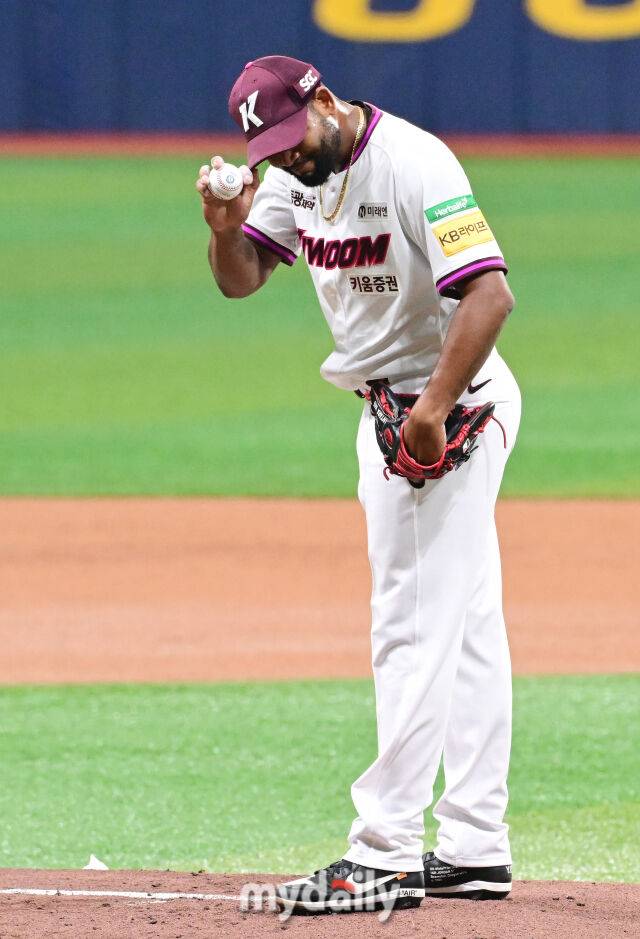 1일 오후 서울 고척스카이돔에서 진행된 '2025 프로야구 KBO리그' 두산-키움의 경기. 키움 선발 알칸타라가 1회초 김재환을 향해 인사를 하고 있다./마이데일리