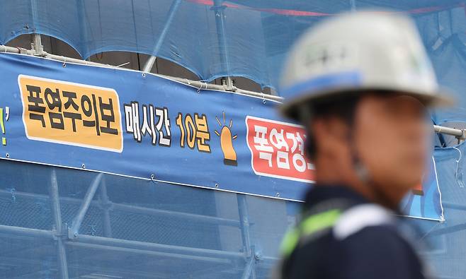 서울 성북구 장위4구역 주택정비사업 건설현장에서 폭염 대응 관련 안내문이 게시돼 있다. [뉴시스]