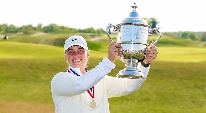 우승 트로피를 들고 웃고 있는 마야 스탁. [사진=USGA]