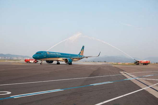 나트랑 가는 첫 여객기를 위한 세레모니, 항공기 워터살루트[베트남항공 제공]