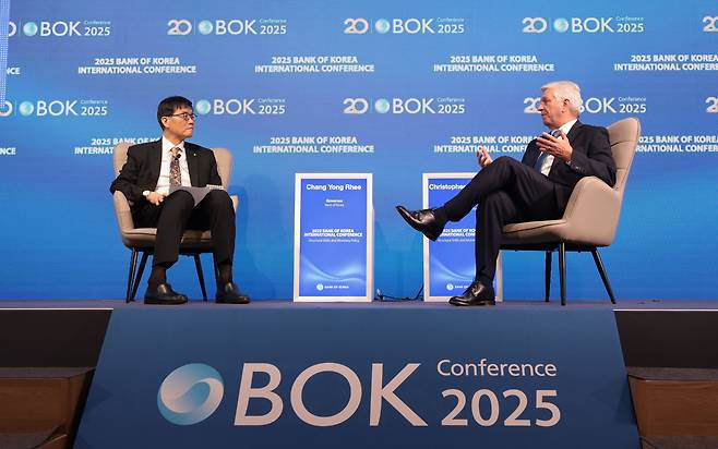 이창용 한국은행 총재와 크리스토퍼 월러 미국 연방준비제도(연준·Fed) 이사가 2일 서울 중구 한국은행 별관에서 열린 2025 BOK 국제콘퍼런스에서 미국 경제 전망을 포함한 다양한 통화정책 이슈를 주제로 대담하고 있다. [연합]