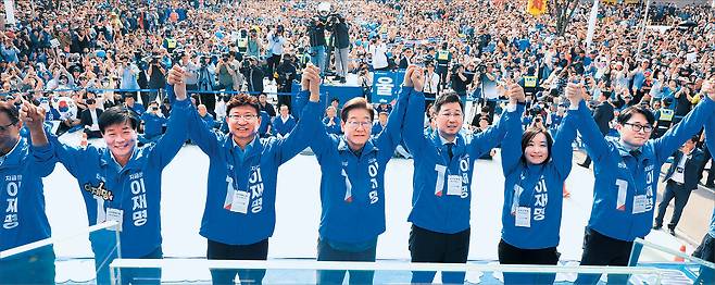이재명 더불어민주당 대선 후보가 막바지 ‘험지 공략’에 나선 지난 1일 울산광역시 일산해수욕장 앞에서 두팔을 들어보이고 있다.  [연합]
