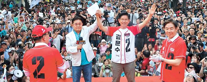 김문수 국민의힘 대선 후보가 지난 1일 서울 서대문구 신촌역에서 열린 집중유세에서 지지를 호소하고 있다.  [연합]