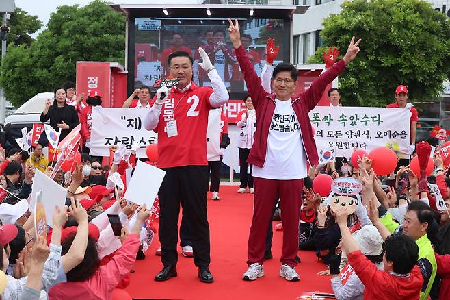 국민의힘 김문수 대선 후보가 2일 오전 제주시 동문로터리에서 유세를 하고 있다. <연합>