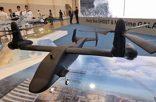 ‘국제해양방위산업전(MADEX) 2025’가 부산 벡스코(BEXCO)에서 28~31일 진행됐다. 한국항공우주산업(KAI)이 선보인 틸트로터형 고속중형기동헬기(HSMUH) 목업. [신대원 기자]