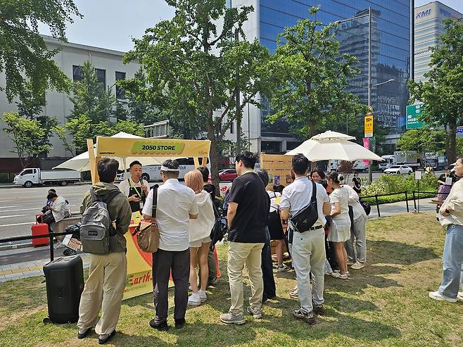 1일 서울 광화문 서울마당에서 열린 ‘위어스(WEarth) 지구의 목소리’ 캠페인 ‘2050 스토어’ 부스에서 시민들이 설명을 듣고 있다. 김광우 기자.