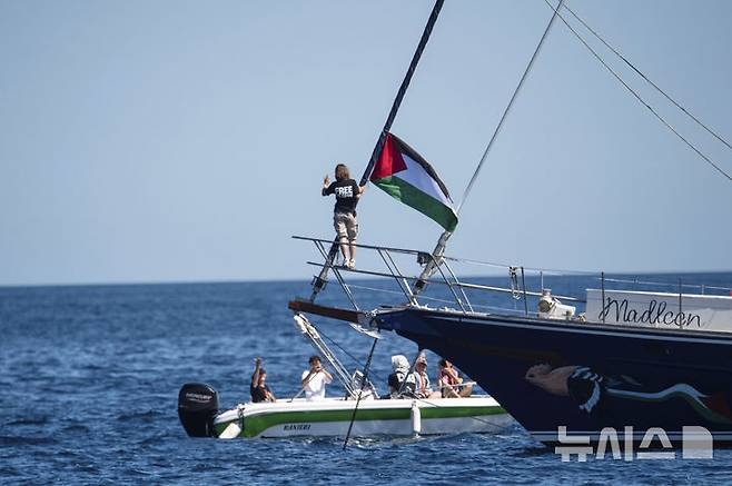 [칸타니아=AP/뉴시스] 스웨덴 출신 환경운동가 그레타 툰베리를 포함한 국제 인권·환경 활동가 12명이 이스라엘의 해상 봉쇄를 뚫고 팔레스타인 가자지구에 구호품을 전달하기 위해 1일(현지 시간) 이탈리아 남부에서 출항했다. 가자지구로 출발하는 '자유선단연합' 소속 범선 매들린호. 2025.06.02