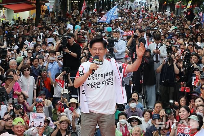 [서울=뉴시스] 권창회 기자 = 김문수 국민의힘 대선 후보가 1일 서울 서대문구 신촌역 인근에서 열린 집중유세에서 지지호소를 하고 있다. (공동취재) 2025.06.01. photo@newsis.com