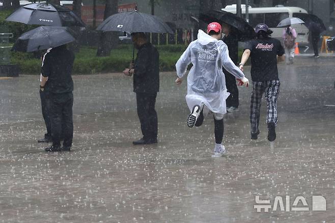[서울=뉴시스] 최동준 기자 = 16일 서울 중구 서울시청 앞에 강한 비가 쏟아지고 있다. 2025.05.16. photocdj@newsis.com