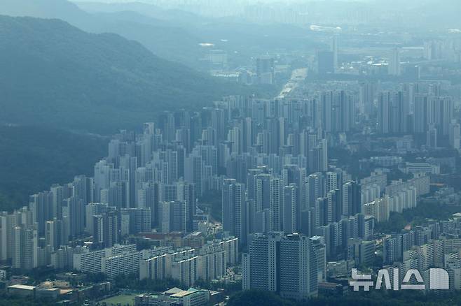 [서울=뉴시스] 조수정 기자 = 26일 서울 송파구 롯데월드타워 전망대 서울스카이에서 바라본 서울 강남구 아파트. 2025.05.26. chocrystal@newsis.com