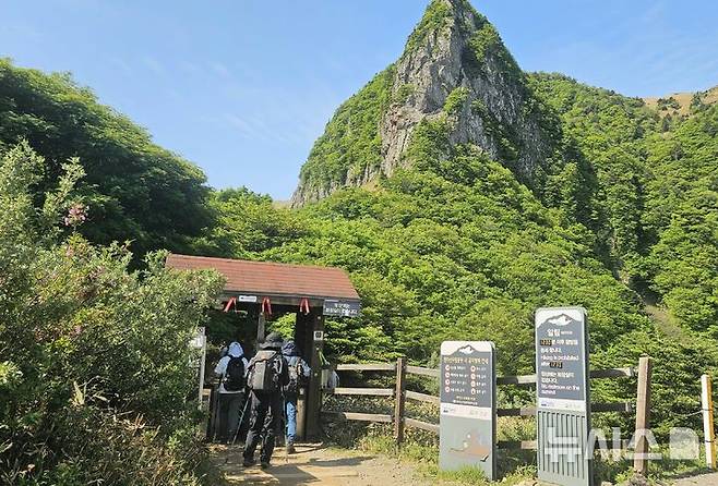 [제주=뉴시스] 임재영 기자 = 1일 오전 9시40분쯤 한라산국립공원 관음사탐방로 삼각봉대피소에 마련된 통제소를 등산객들이 지나고 있다. 정상 출입용 손목 밴드인 '띠지'를 확인하는 절차는 없었다. 2025.06.02. ijy788@newsis.com